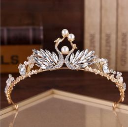Złote Perły Kryształy Księżniczka Nakrycia głowy Chic Bridal Tiaras Akcesoria Oszałamiające Kryształy Perły Ślubne Tiaras i korony 112207