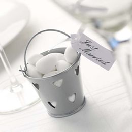 100pcs Hollow Out Heart Silver Tin Pails Mini Pails Favors Mini Bucket Candy Holder Wedding Reception Decors Chocolate Container Package