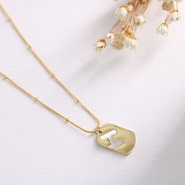 Decorated Titanium Steel Tag Letter H Inlaid With Fritillaria Letter Smooth Necklace Clavicle Chain Fashion Simple Neutral Style Q0809