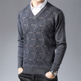 New Fashion Brand Sweater For Mens Pullovers V Neck Slim Fit Jumpers Knit Thick Warm Autumn Korean Style Casual Clothing Men 201022