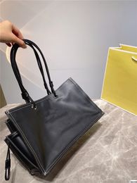 Weiche Leder-Umhängetasche für Herren und Damen, große Kapazität, Pendeltaschen mit klassischem Buchstaben, Designer-Taschen in Schwarz, Weiß, Braun, coole Mode