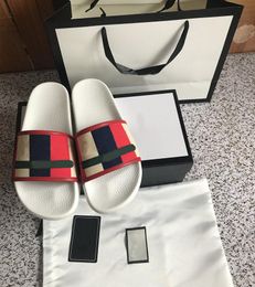 2021 designer moda chinelos de praia luxo homens clássicos e sandálias fivelas fivela de couro preto flip flop flop sapatos lisos vermelhos