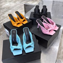 Sandali firmati 2021 moda donna di lusso scarpe tacchi alti Punta quadrata Sandalo Ciabatte in pelle di nappa Cursori intrecciati Pompe femminili da sposa Pantofola pieghettata