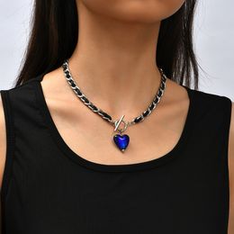 Collane a catena in acciaio inossidabile color argento con corda in pelle nera di moda per le donne Collana unisex con ciondolo a forma di cuore in vetro blu