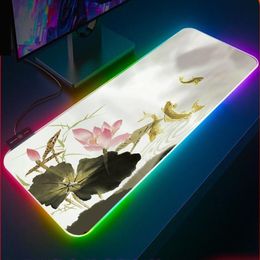 -O pulso do pulso dos mouse pads repousa grande Pad RGB Paisagem chinesa Lótus e Koi Peixes de borracha não-deslizante LED de luz do laptop do laptop Mousepad xx