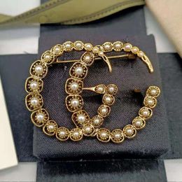 Simple Designer Brand Double Letter Brooches Geometric Bronze Sweater Suit Collar Pin Brooche Fashion Mens Womens Crystal Rhinestone Pearl Brooch Wedding Jewellery