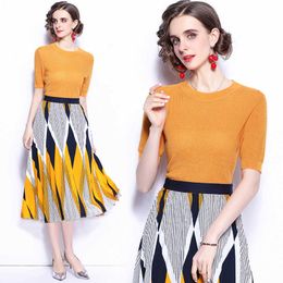 Women Summer Designer Elegant Two Piece Sets High Quality Female Fashion Short Sleeve Knit Top + Geometry Printing Skirt Sets 210525