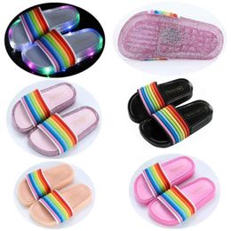 LED Leuchten PVC Hausschuhe Mode Kinder Sommer Blinkende Regenbogen Dusche Junge Mädchen Gelee Slider Sandalen Loafer Outdoor Hause Schuhe