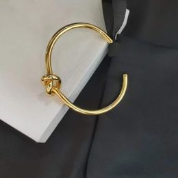 Fshion designers pulseira pulseira punho de alta qualidade retro homens e mulheres abertas pulseiras de aço de titânio personalidade simples concêntrico nó bracelete ouro bom