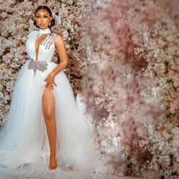 Bröllopsklänningar 2021 för brud High Neck Side Split Sweep Train Illusion Bodice Crystal Beads Chapel Garden Brudklänningar Vestidos de Novia