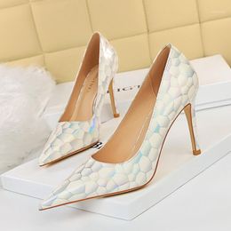 Robe chaussures grande taille 42 43 Femmes pompes 2021 White 9.5cm Mesdames Mariées Hauts High High High High Highen Sexy Femme Female Female Carrière Heeled