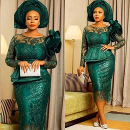 2022 Vintage Sexy Mother Of The Bride Dresses Sheath Jewel Neck Long Sleeves Dark Green Sequined Lace Peplum Tea Length Plus Size Party Dress Evening Gowns