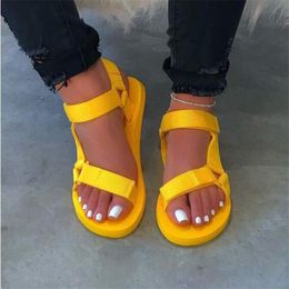 Sandali casual da donna aperta Sandali femminili Summer Shoes Beach Shoes 2021 Nuovo antiscivolo Black Hook Loop Sandali Sandali