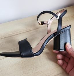 Sommer Damen Leder klobige Sandalen Modedesigner Dame Knöchelriemen Schnalle mittlerer Absatz Gummisohle Sandale