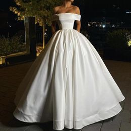 Ankunft billiger neuer einfacher Prinzessin -Ballkleid Kleider von Schulter Sweep -Zug Satin Taschen Hochzeitskleid Brautkleider s s