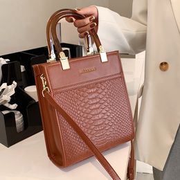 Designer di lusso Porta carte di credito in vera pelle di alta qualità Borsa da uomo Porta carte di credito da donna gratuita Portafogli neri Borsa per la polvere