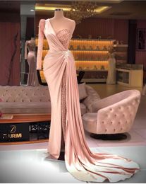 2021 Blush Pink Arabic Evening Dresses Wear Mermaid One Shoulder Illusion Lace Appliques Crystal Beading Side Split Formal Prom Gowns Party Dress Long Sleeve