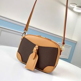 the series shoulder bag exquisite arrangement of woven canvas edge with old leather revealing the retro charm fashion bags