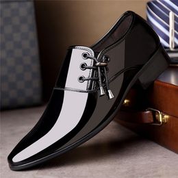 luxury Brand Men Classic Pointed Toe Dress Shoes Mens Slip-on Patent Leather Black Wedding Shoes Mens Oxford Formal Shoes 220315