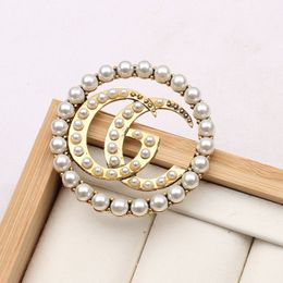 Classic Vintage G Brand Luxury Desinger Pearl Brooch Women Rhinestone Letters Brooches Suit Pin Fashion Jewellery Clothing Decoration High Quality Accessories