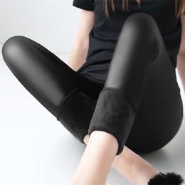 Winter Warm 100kg Fat MM Plus Size Women Plus Velvet Solid Colour Imitation Leather High Waist Pants Leggings 6XL Femme MZ1097 211204