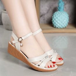 Sandals Women Summer Mother Shoes 2020 New Wedge Heel Mid-heel Flat Comfortable Middle-aged Casual Sandals Open Toe Women Shoes Y0608