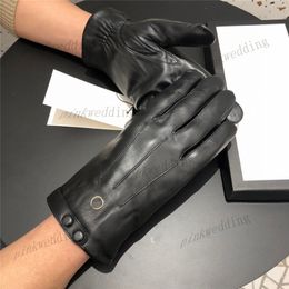 Metal Letter Mitten Black Sheepskin Gloves Classic Simple Plush Mittens Mens Winter Street Warm Glove