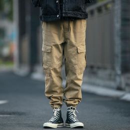 Pantalón cargo verde militar con bolsillos para hombre