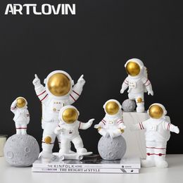 Astronaut Figurines Modern Home Decor Spaceman Moon Figures Decorative Desktop Ornaments Resin Silver Cosmonaut Statues Man Gift C0220