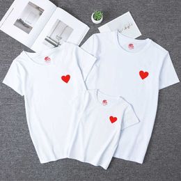 Korea Style Matching Family Outfits Love Heart Cotton Casual Tops Summer Short Sleeve t-shirt Father Mother and Daughter Clothes 210713