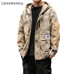 Arrivo Mens Jacket Fashion Camouflage Capispalla maschile Cappotto Abbigliamento uomo Trend Of Mens Bomber sciolto con cappuccio M-5XL 210528