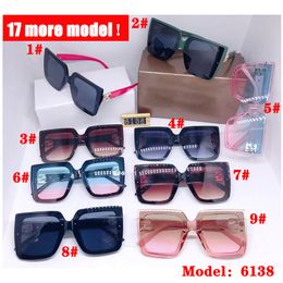 Modetrend-Designer-Edition-Sonnenbrillen für Männer und Frauen. Eine Vielzahl von Business-Casual-Stilformen mit verschiedenen Farbmodellen zur Auswahl, Sonnenbrillen im Großhandel