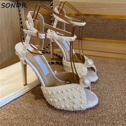 Sandali Fashion Designer Perla Decor Bianco Tacchi Bianchi Luxury Summer Signore Scarpe da sposa Sposa Sposa Tacco alto Gladiatore Donne 2021