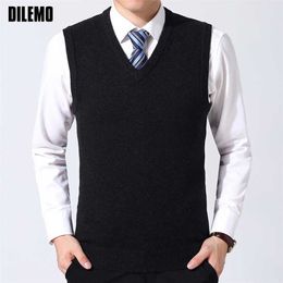 Fashion Brand Sweater Man Pullovers Vest Slim Fit Jumpers Knitwear Sleeveless Winter Korean Style Casual Clothing Men 211221