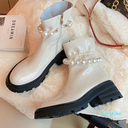 Moda-Inci Yumuşak Patent Deri Beyaz Siyah 6 cm Kalın Boru Botları Kadınlar için Tatlı Serin Ayak Bileği Boots Topuk Yuvarlak Ayak Boot 032