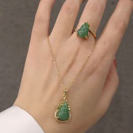 Titanstahl verblasst nicht Gold Zhaocai Nafu Gourd Halskette Anhänger Ring Set Weibliche grüne Kristall Licht Luxus-Schlüsselbeinkette