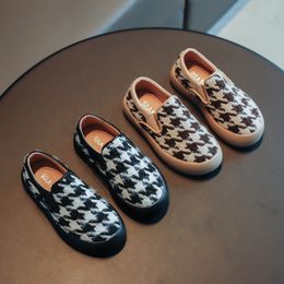 Fashion Houndstooth Kids Sneakers Slip On Canvas Shoes for Boys 2021 New Spring Black Khaki Plaid Baby Shoes Girls Flats D12302 210308