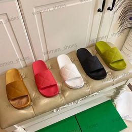 2022 high quality womens slipper flat shoes slide fashion rubber sandals flip flop tbar casual beach slip slides