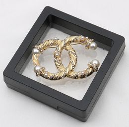 Designer de luxo 18K banhado a ouro broches de pérola moda masculina e feminina marca dupla pingente broche suéter terno trouxe pino roupas jóias acessórios