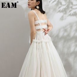 [EAM] 2021 New Summer Strapless Back Hollow Out Square Pleated Slim Big Hem White Temperament Dress Women Fashion JF548 210302