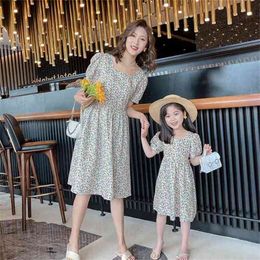 Summer parent-child outfit floral dress retro girls bubble sleeve mother and daughter clothes 210702