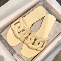 Luxo PVC Chinelos de Alta Qualidade Slides Mulheres Verão Ao Ar Livre 2022 Flat Bottom Designer Shoes Ins Moda All-Match Sandálias com Caixa Dfgerhsh