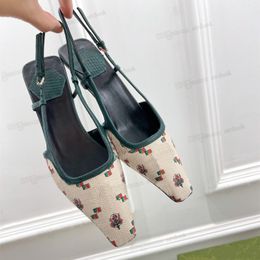 2023 Sandálias de slingback da mulher Sapatos Aria Slingback Sapates são apresentados em malha preta com cristais Motivo Sparkling traseiro Tamanho do fechamento da fivela