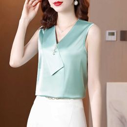Korean Women's Shirt Chiffon Blouses for Women Sleeveless Female Top White V-neck Blouse Woman Basic 210604