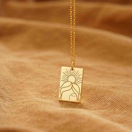 Elegante collana con medaglione solare, gioielli senza ossidazione, collana con ciondolo rettangolare in acciaio placcato oro, sunburst