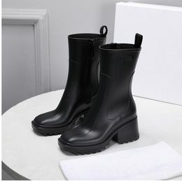 2021 Kalite Lüks Tasarımcılar Kadınlar Yarım Çizmeler Karışık Renk Yün Kare Toes Rainboots Tıknaz Topuklu Platformu Ayakkabı Savaş Ayak Bileği Boot Martin Patik Bayan Ayakkabı