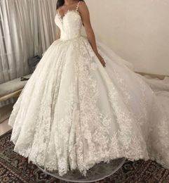 Bollklänningar underbara med spaghettirem D Floral Applique Pärled Custom Made Train Castle Wedding Gown Vestido de Novia E