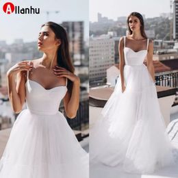 2022 Nyårs enkla A-Line Bröllopsklänning Tiered Tulle Dress Bustier Bodice Sewn-In Cups Bustier Bridal Gown med Open Back Beach Dresses