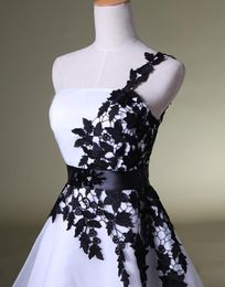 2021 New Party Homecoming Prom Dresses In Stock Formal Gowns With One Shoulder White Black Lace Lace Up Actual Image