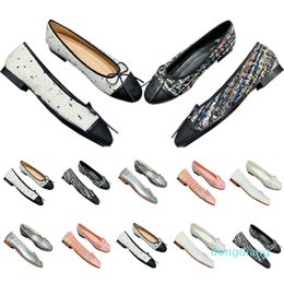 Fashion Sandals Women Pointed Toes Slides Luxurys Designers Shoes Paris Slippers Lady Sexy Summer Wide Flat Low Heels